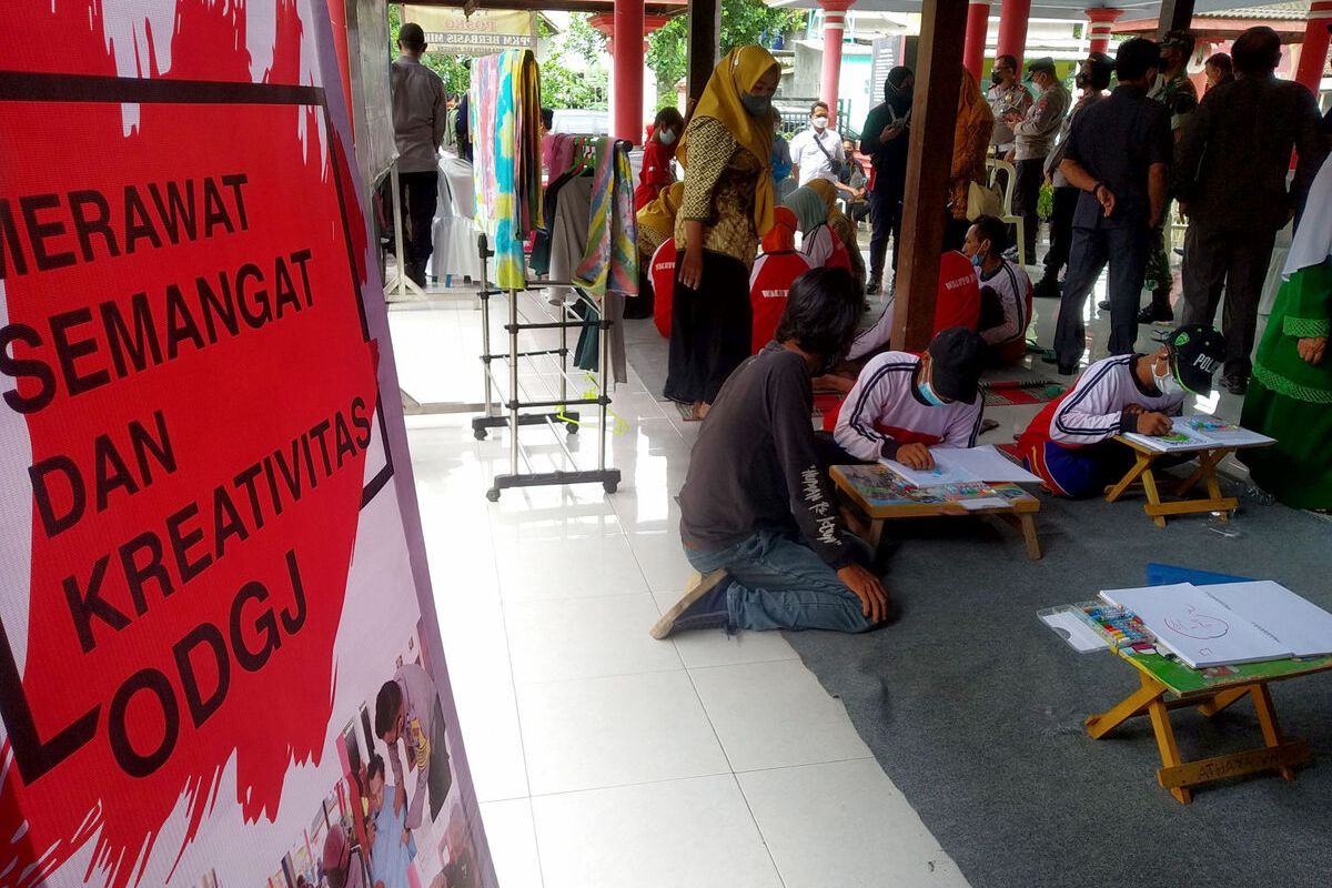 Relawan Posyandu Kesehatan Jiwa Waluyo Jiwo memberikan pelatihan keterampilan kepada belasan ODGJ di Balai Desa Bacem, Kecamatan Ponggok, Kabupaten Blitar, Jawa Timur, Kamis (20/1/2022)