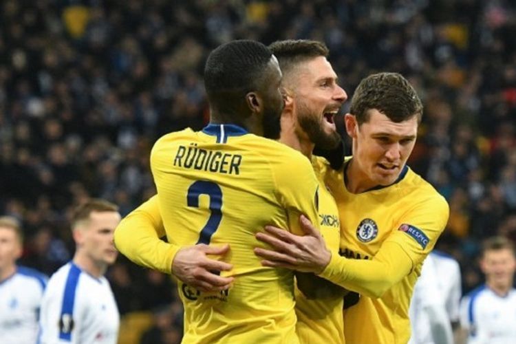 Olivier Giroud merayakan golnya bersama Antonio Ruediger dan Andreas Christensen pada pertandingan Dynamo Kyiv vs Chelsea di Stadion NSK Olimpiyskyi, Kiev, dalam babak 16 besar Liga Europa, 14 Maret 2019. 