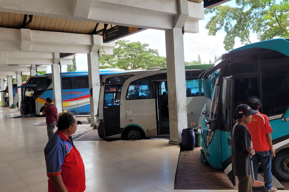 Suasana area keberangkatan Terminal Bus Bulupitu Purwokerto, Kabupaten Banyumas, Jawa Tengah, Rabu (3/4/2024).