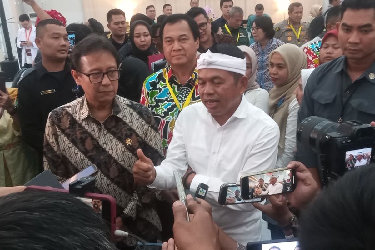 Menteri Kesehatan Budi Gunadi sadikin dan Gubernur Jabar Dedi Mulyadi tengah melakukan wawancara denga awak media di RSHS Bandung, Kota Bandung, Jawa Barat, selasa (10/6/2025)