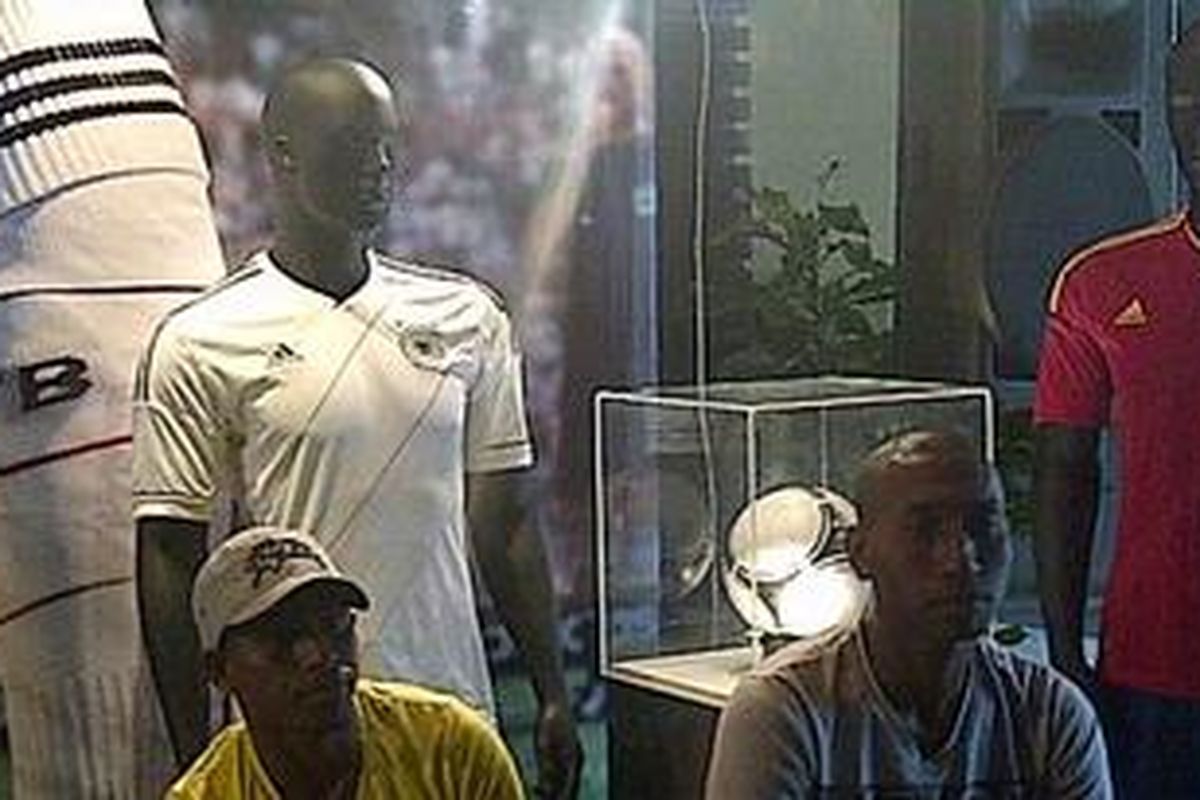 Pemain tim nasional Indonesia U-23, Oktovianus Maniani (kiri) dan Patrich Wanggai didaulat untuk menjajal bola Piala Eropa 2012 yang baru diperkenalkan oleh Adidas di Jakarta, Selasa (6/12/2011). Di belakangnya merupakan kostum tim nasional Jerman dan Spanyol yang diproduksi Adidas.