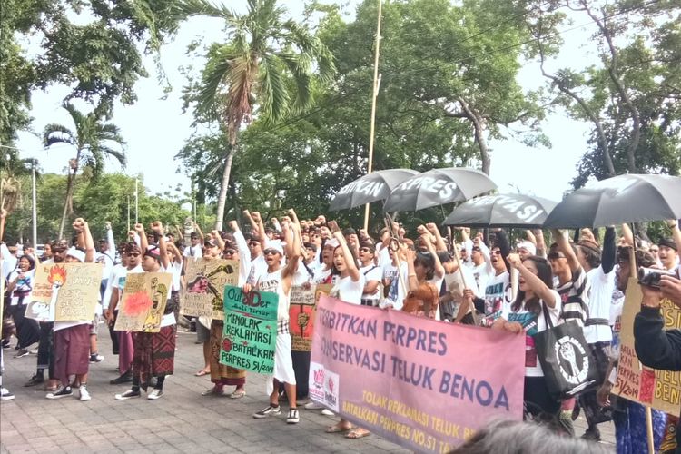 Massa ForBALI saat turun jalan, di depan Kantor Gubernur Bali, Minggu (26/1/2020).