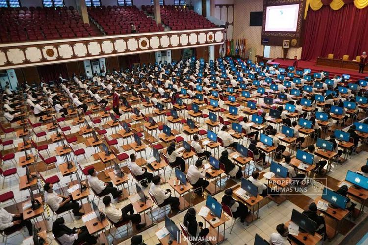 Suasana pelaksanaan tes Computer Assisted Test (CAT) Seleksi Kompetensi Dasar (SKD) Calon Aparatur Sipil Negara (CASN) dan Calon Pegawai Pemerintah dengan Perjanjian Kerja (CPPPK) tahun 2021 untuk 8 kabupaten/ kota di Jawa Tengah pada 15 September hingga 17 Oktober 2021 di Universitas Sebelas Maret (UNS) Solo.