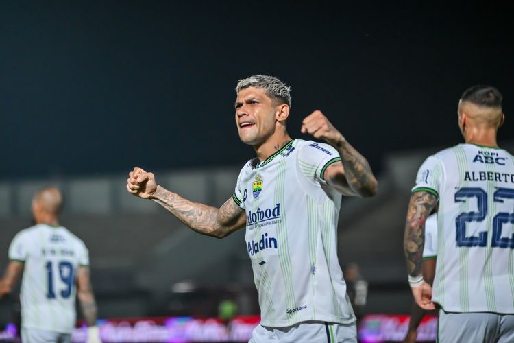 Ciro Alves meluapkan emosionalnya usai mencatatkan hattrick dalam pertandingan pekan ke-20 Liga 1 2023-2024 antara Dewa United vs Persib Bandung, Minggu (26/11/2023) di Stadion Indomilk Arena.