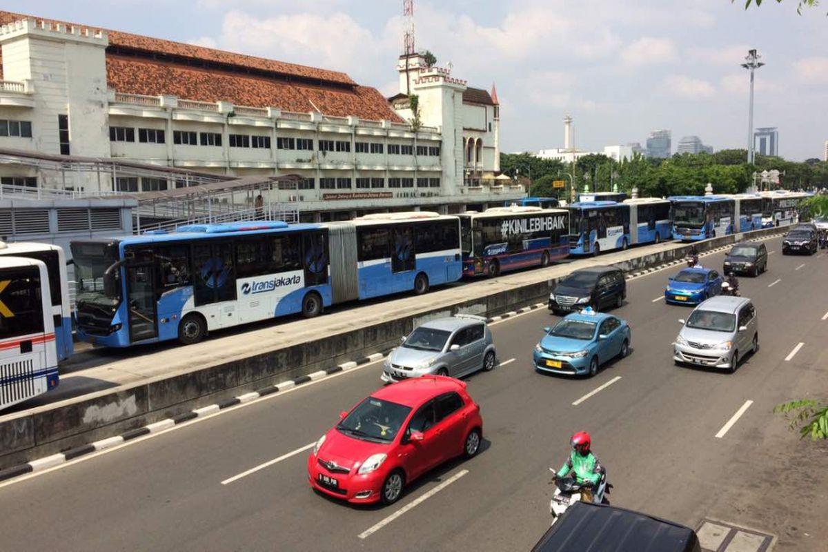 Antrean bus transjakarta yang mogok kerja di Halte Harmoni, Senin (12/6/2017) siang.