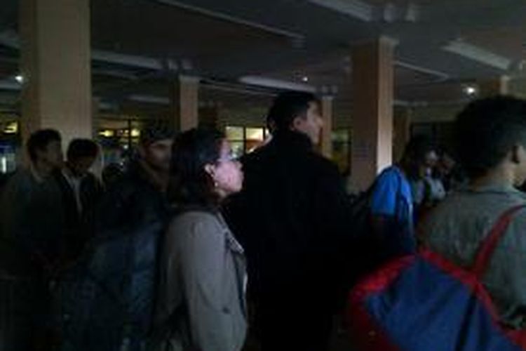 3 warga negara Nepal dideportasi melalui Bandara Sentani Jayapura, Kamis (9/1/2014). Ketiga orang tersebut diantar seorang petugas khusus Imigrasi Kelas 1 Jayapura ke Bandara Soekarno Hatta.