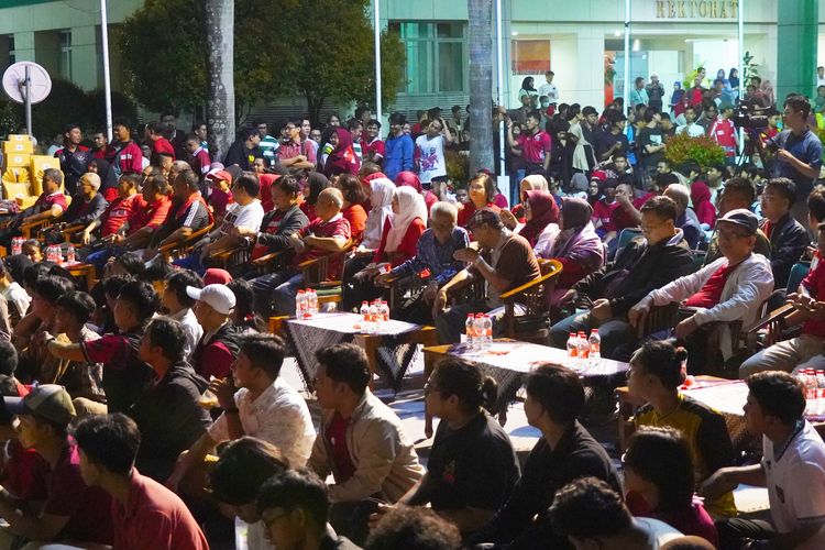 UNJ kembali menggelar kegiatan doa bersama dan nonton bareng (nobar) Skuad Garuda Muda laga semifinal AFC U-23 Asian Cup 2024 melawan Uzbekistan, Senin (29/4/2024).