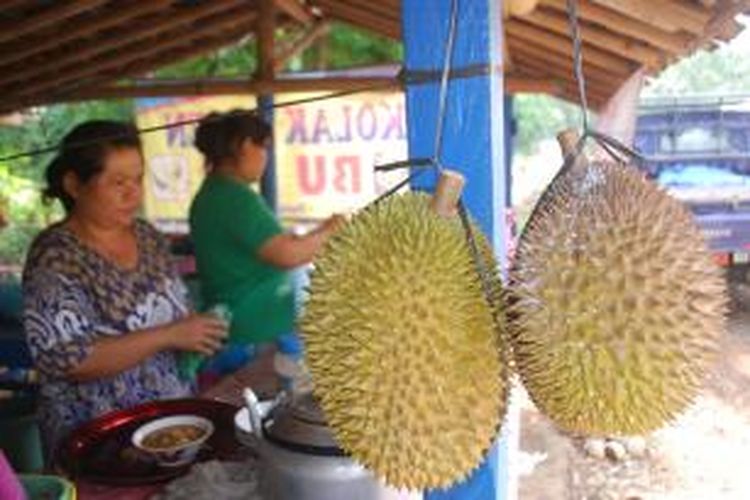 Warung Kolak Durian Bu Sri di Dukuh Sepetek, Desa Kertosari, Kecamatan Singorojo, Kabupaten Kendal, Jawa Tengah.