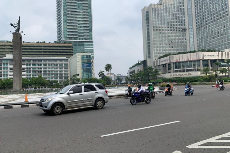 Jalan MH Thamrin, Jakarta Pusat, dapat kembali dilintasi oleh kendaraan setelah petugas mengumumkan pelaksanaan HBKB telah berakhir, Minggu (22/5/2022).