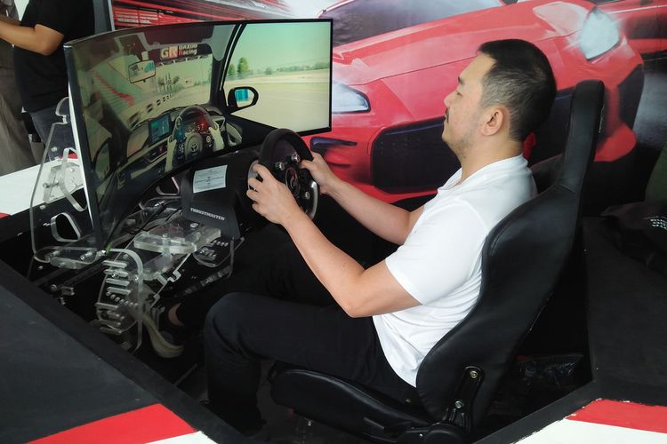 Pengunjung mencoba simulator GR Zone di Arina Toyota Gresik, di Jalan Veteran, Kecamatan Kebomas, Gresik, Jawa Timur, Sabtu (16/12/2023).