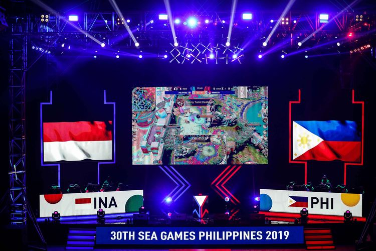 Timnas esports Indonesia bertanding melawan timnas esports Filipina dalam final Mobile Legends SEA Games 2019 di Filoil Flying V Center, Manila, Filipina, Minggu (8/12/2019). Timnas esports Indonesia berhasil meraih medali perak.