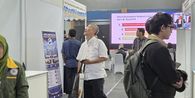 Tenteng Tas Bagikan CV, Ayah Wakili Anaknya Cari Kerja di Jakarta Job Fair