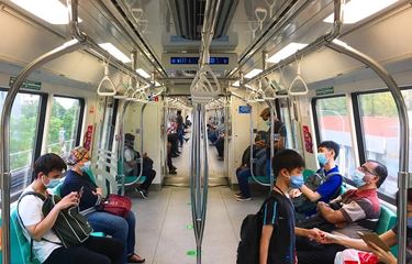 Di tengah pandemi virus corona, warga Singapura memakai masker dan duduk berjarak minimal 1 kursi kosong ketika menggunakan Mass Rapid Transit (MRT) Singapura jalur Timur-Barat atau warna hijau di kawasan Queenstown, Minggu sore (19/04/2020)
