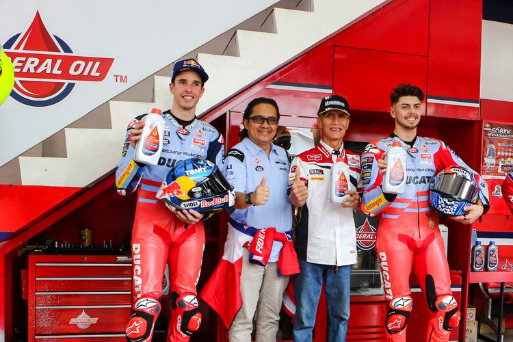 Alex Marquez dan Fabio di Giannantonio menyambangi bengkel Federal Oil di Palmerah, Jakarta