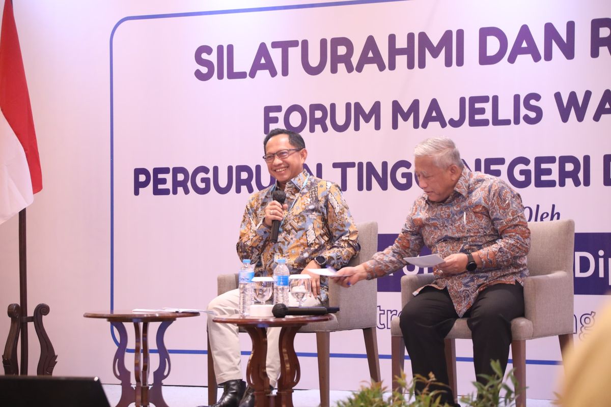 Menteri Dalam Negeri (Mendagri) Muhammad Tito Karnavian dalam acara Silaturahmi dan Rapat Kerja Forum Majelis Wali Amanat (MWA) PTN-BH 2025 di Ballroom Hotel Tentrem, Semarang, Jawa Tengah, Jumat (9/5/2025).
