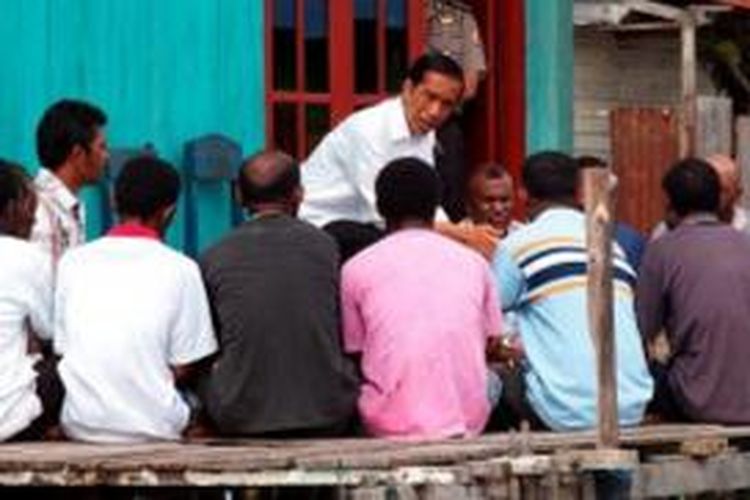 Presiden Joko Widodo saat berkunjung ke Kota Sorong, Papua Barat, Senin (29/12/2014). Pagi hari, Presiden blusukan ke perkampungan nelayan di Kelurahan Malawei, Distrik Sorong Manoi. Tampak Presiden berdialog dengan perwakilan nelayan. Selain itu, Presiden juga memberi bantuan motor untuk perahu nelayan di tempat tersebut. 