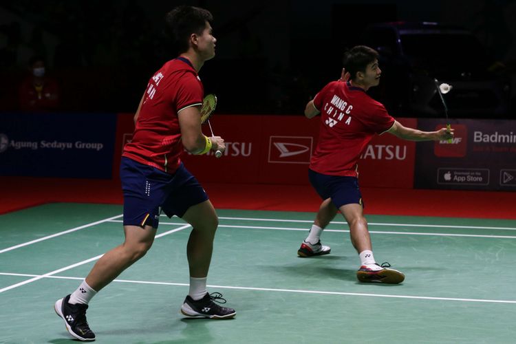 Ganda putra China, Liang Wei Keng/Wang Chang bertanding melawan ganda putra Indonesia, Marcus Fernaldi Gideon/Kevin Sanjaya Sukamuljo pada laga semifinal Indonesia Masters 2022, Sabtu (11/6/2022). Liang Wei Keng/Wang Chang melaju ke final setelah menang dengan skor 21-17, 21-10.