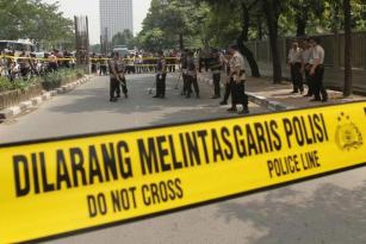 Anggota Gegana melakukan olah tempat kejadian perkara (TKP) penembakan anggota Provost Polri bernama Bripka Sukardi, di depan kantor KPK Jakarta Selatan, Rabu (11/9/2013). Bripka Sukardi tewas ditembak di Jl Rasuna Said tepatnya di depan Gedung KPK pukul 22.20 WIB.