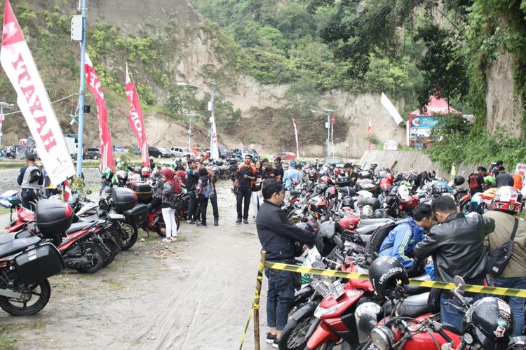 Para biker yang sudah memenuhi Ngarai Sihanok, Bukittinggi, Sumatera Barat.