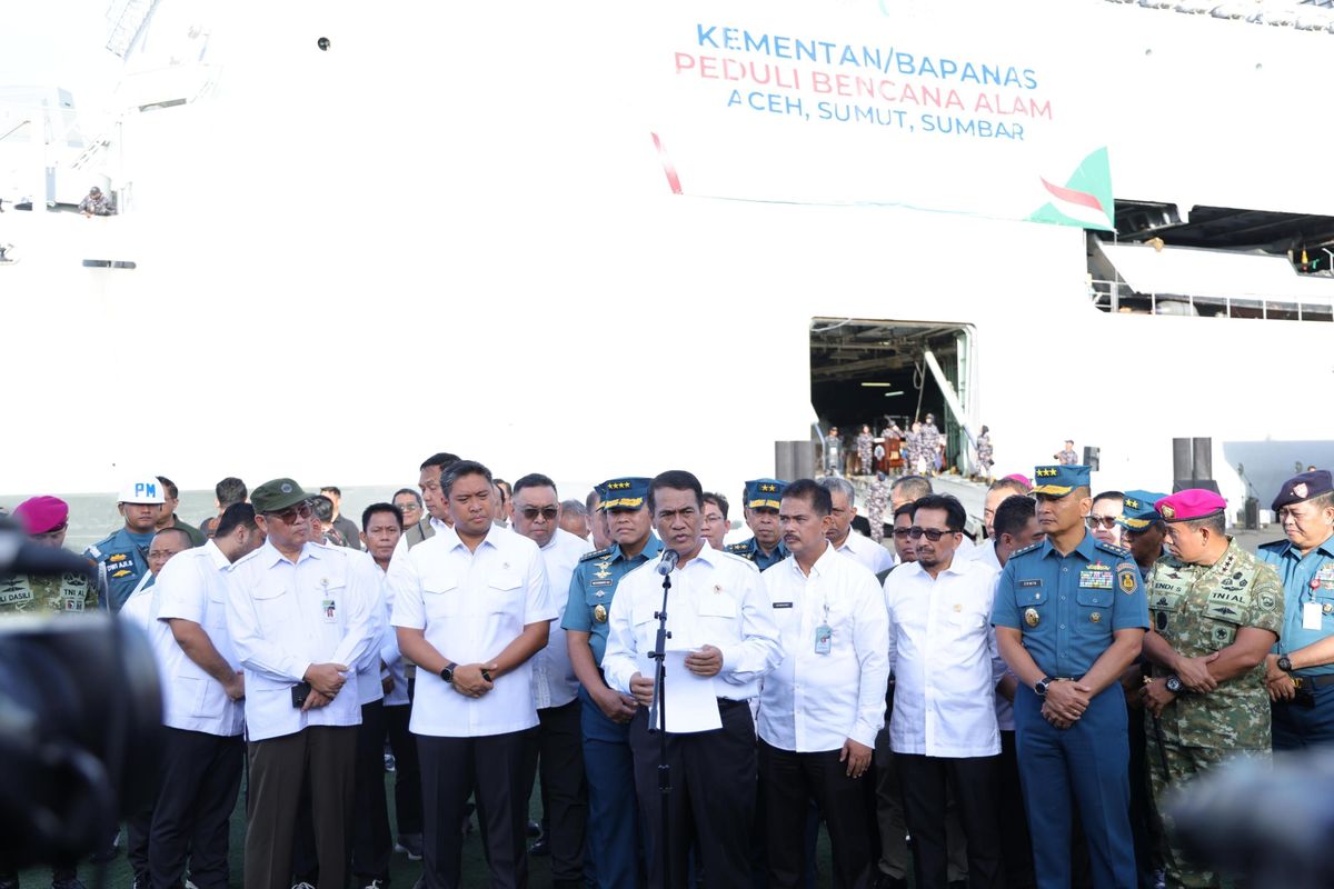 Menteri Pertanian (Mentan) Andi Amran Sulaiman bersama Kepala Staf TNI Angkatan Laut (Kasal) Muhammad Ali melepas KRI Makassar-590 milik TNI AL dari Dermaga Kolinlamil, Tanjung Priok, Jakarta, Selasa (16/12/2025) pukul 07.00 WIB.
