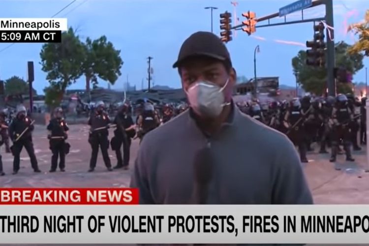Tangkapan layar saat jurnalis TV CNN Omar Jimenez ditangkap ketika meliput demonstrasi kematian George Floyd di Minneapolis, negara bagian Minnesota, Amerika Serikat, Jumat (29/5/2020).