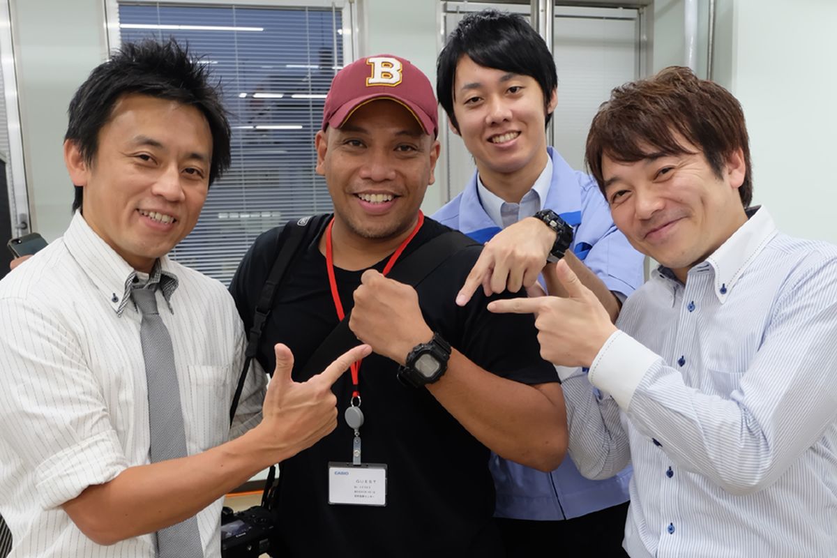 Shinji Saito (berdasi) dan dua teknisi utama Casio, Atsushi Oyama, dan Ryoji Abe bersama Kompas.com, di Laboratorium R&D G-Shock di Hamura, Tokyo, Jepang. Saito juga adalah perancang G-Shock berukuran paling besar, yakni tipe GX56 yang dikenakan Kompas.com.