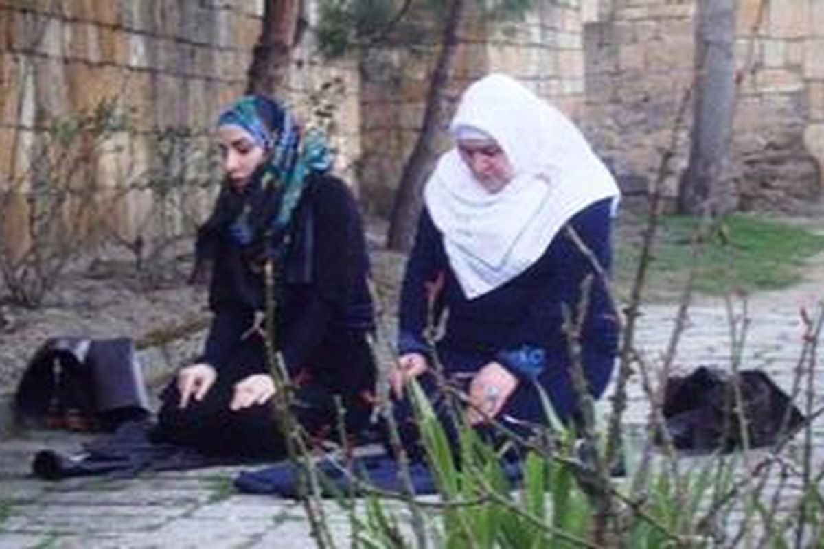 Muslimah Rusia sedang shalat di alam terbuka.