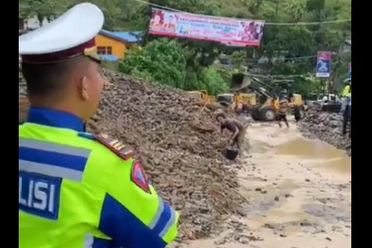 Telah terjadi longsor di Nagori Soalan, Kec. Girsang Sipangan Bolon Parapat pada pkl 17.00 wib.