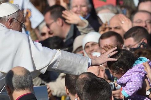 Paus Fransiskus Telepon Perempuan Hamil di Luar Nikah