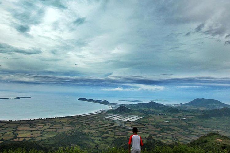 Suasana pemandangan di atas bukit di Mantar, Sumbawa Barat, Nusa Tenggara Barat, Minggu (26/3/2017). Mantar yang memiliki potensi wisata alam dan budaya di atas perbukitan ini masih belum terdukung dari sisi infrastruktur yang memadahi, baik untuk wisata dan juga aktivitas sehari-hari warganya.