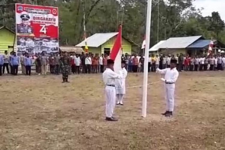 Warga suku Mausu Ane di pedalaman Pulau Seram, Maluku ikut memperingati upacara HUT kemerdekaan RI ke 74 di wilayah tersebut, Sabtu (18/8/2019)