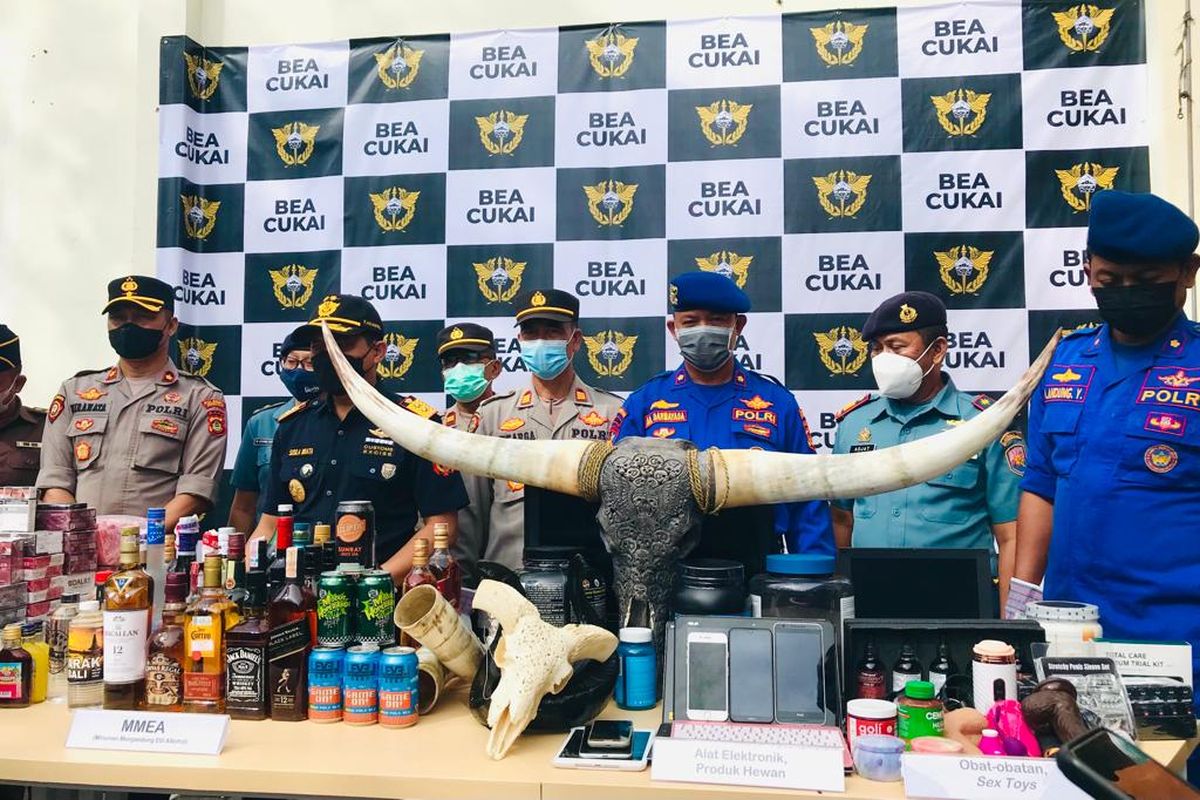 Jajaran Kantor Wilayah Direktorat Jenderal Bea dan Cukai (DJBC) Bali, NTB, dan NTT, saat menunjukkan barang milik negara (BMN) hasil penindakan periode Januari hingga 21 Juli 2022 di Kantor Bea Cukai Benoa, Denpasar pada Kamis (21/7/2022). /Dok. istimewa