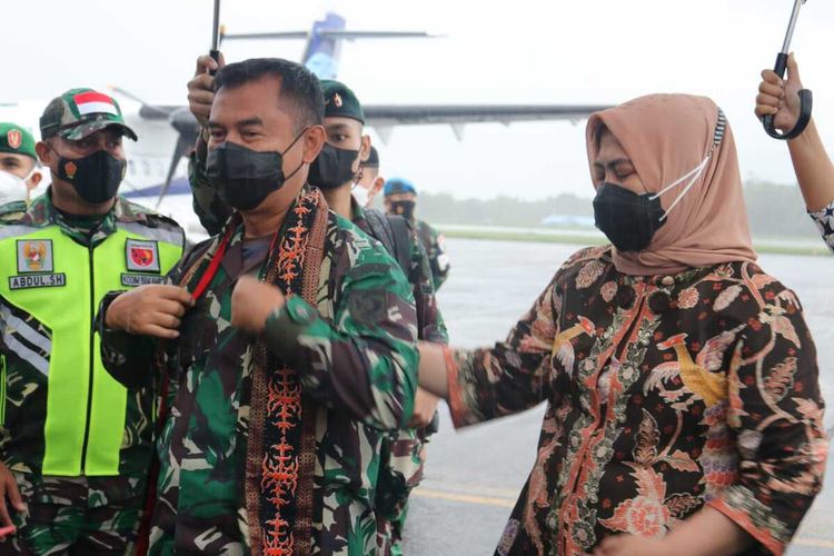 Pangdam XVI Pattimurayang baru Mayjen TNI Bambang Ismawan tiba di Bandara Pattimura Ambon, Senin (23/8/2021).