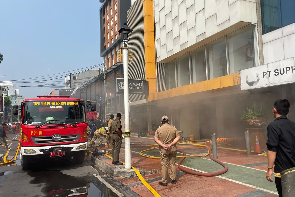 Sejumlah personel pemadam kebakaran mencoba menangani toko pakaian yang terbakar di Pecenongan, Gambir, Jakarta Pusat, Selasa (7/5/2024)