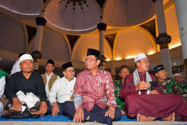 Menko Polhukam Mahfud MD (kedua kanan) mengikuti zikir dan doa bersama di Masjid Agung Natuna, Kepulauan Riau, Kamis (6/2/2020). Kegiatan bertema Dari Natuna Selamatkan Indonesia ini digelar untuk mendoakan para WNI yang tengah diobservasi setelah dievakuasi dari Wuhan, China, dan untuk keselamatan warga Natuna serta masyarakat Indonesia secara umum, terkait kian merebaknya virus corona.