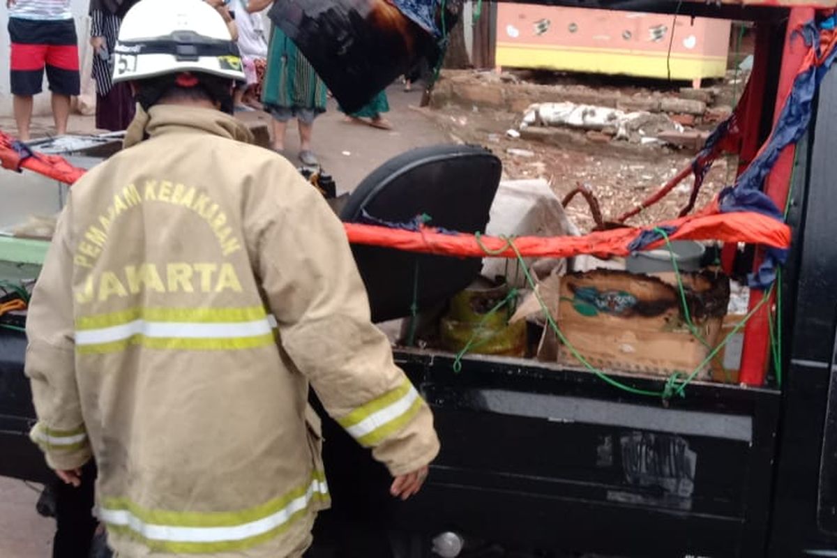 Pikap pedagang tahu bulat yang nyaris terbakar akibat kebocoran gas saat memasak.