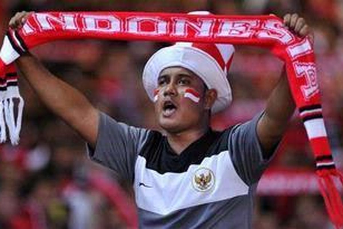 Suporter Indonesia memberikan dukungan kepada timnas U-23, saat bertarung melawan Malaysia di final sepak bola SEA Games XXVI, Senin (21/11/11). Indonesia kalah adu penalti, setelah bermain imbang 1-1 selama waktu normal dan tambahan.