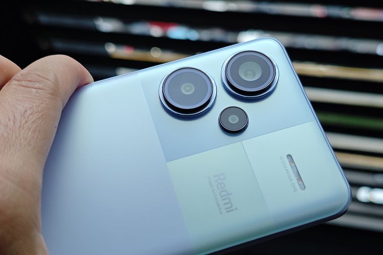 Rangkaian kamera belakang Xiaomi Redmi Note 13 Pro Plus 5G. Kamera utamanya beresolusi 200 MP. 