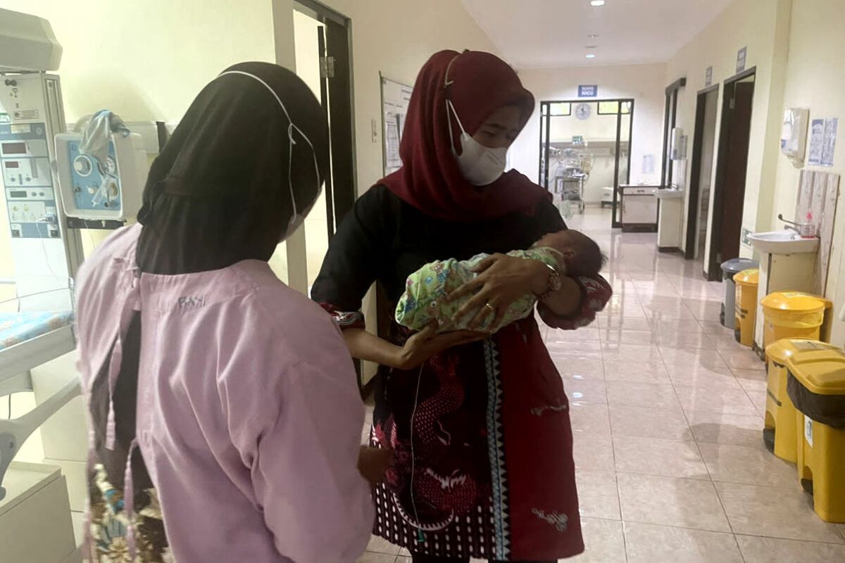 Kasat Reskrim Polres Blitar AKP Tika Pusvitasari menggendong bayi laki-laki yang hendak dibuang oleh pasangan kekasih di Blitar, Jumat (31/3/2023)