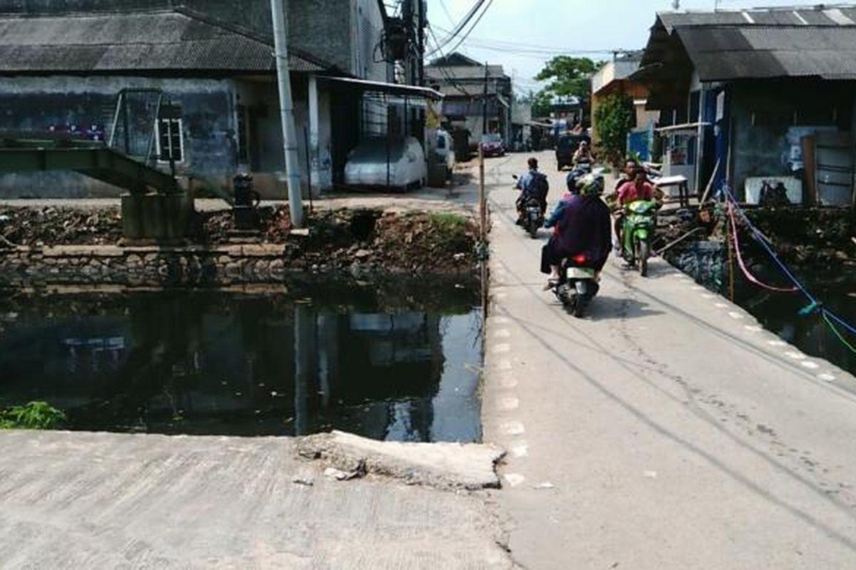 Kendaraan melintas menyeberangi Jembatan Besi di salurah penghubung (Phb) Kali Batik, di Kelapa Gading, Jakarta Utara. Jumat (24/2/2017)