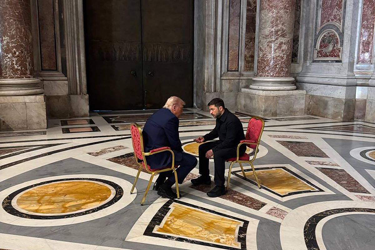 Presiden Ukraina Volodymyr Zelensky (kanan) saat bertemu Presiden Amerika Serikat Donald Trump (kiri) di sela-sela pemakaman Paus Fransiskus di Lapangan Santo Petrus, Vatican City, Sabtu (26/4/2025).