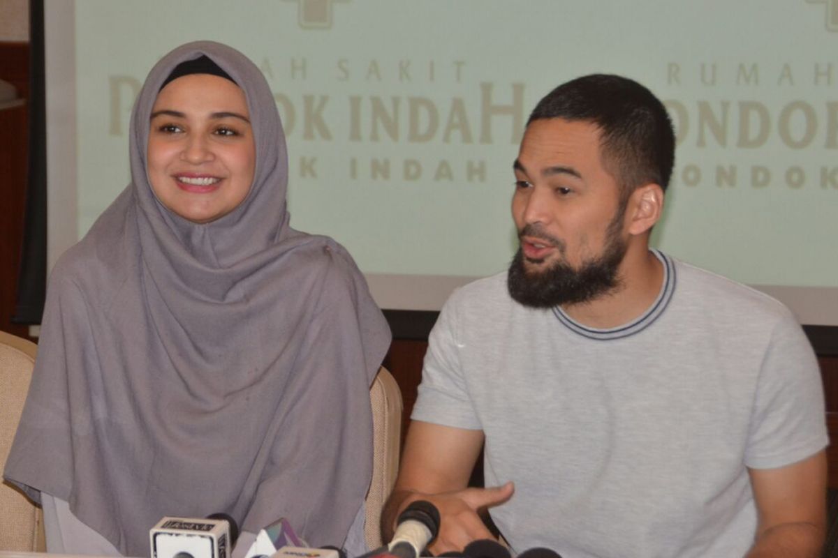 Shireen Sungkar dan Teuku Wisnu saat ditemui di RSPI (Rumah Sakit Pondok Indah), Pondok Indah, Jakarta Selatan, Kamis (19/4/2018).