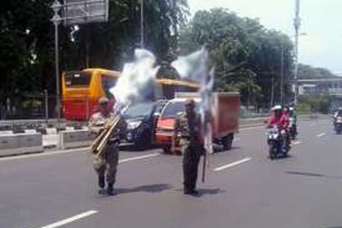 Bendera politik yang terpasang di Jalan Gunung Sahari Raya, Kemayoran, Jakarta Pusat, ditertibkan petugas Satpol PP.