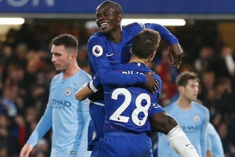 NGolo Kante merayakan golnya bersama Cesar Azpilicueta pada pertandingan Chelsea vs Manchester City di Stadion Stamford Bridge, 8 Desember 2018. 