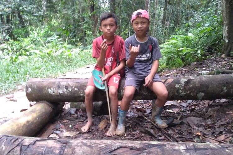 Dua bocah dari Desa Wa'Yagung dataran tinggi Krayan Kabupaten Nunukan Kaltara, mereka rela menempuh perjalanan 7 jam menembus tanaman perdu penuh lintah sebesar jempol demi ikut ANBK