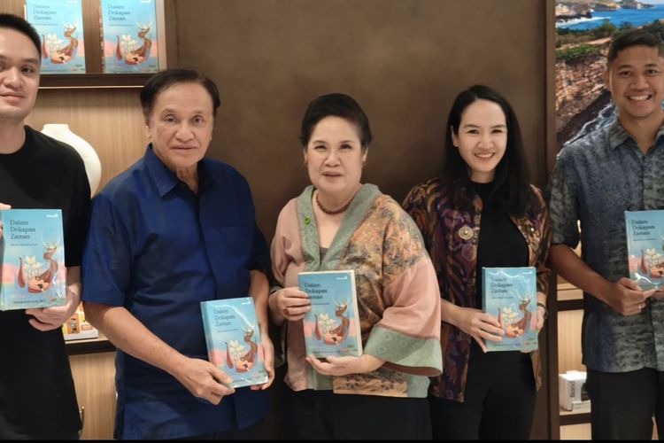 Manager The Climate Reality Indonesia, Amanda Katili Niode (tengah) meluncurkan buku Dalam Dekapan Zaman: Memoar Pegiat Harmoni Bumi pada 13 Oktober 2024 di Jakarta.