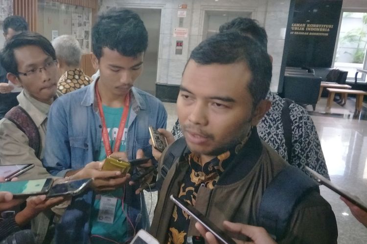 Koordinator Indonesia Corruption Watch (ICW) Adnan Topan Husodo saat memberikan keterangan di gedung MK, Jakarta Pusat, Kamis (7/12/2017). 