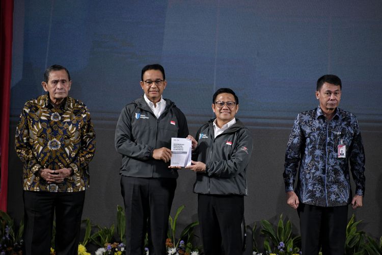 Calon presiden (capres) nomor urut 1 Anies Baswedan bersama calon wakil presiden (cawapres) nomor urut 1 Gus Muhaimin mendapat tanda apresiasi usai menjadi pemateri pertama dalam acara Paku Integritas Calon Presiden dan Wakil Presiden yang digelar Komisi Pemberantasan Korupsi (KPK), di Gedung KPK, Rabu (17/1/2024).