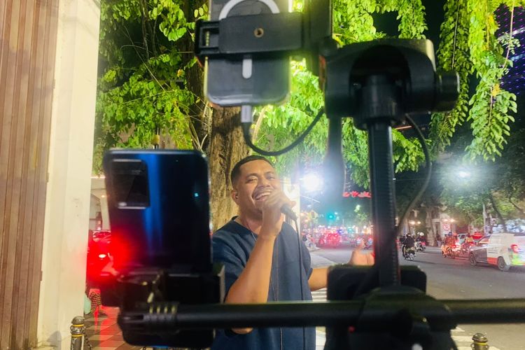 Bawakan Lagu Timur, Bryan Apelem Curi Perhatian Daring dan Luring di Jalan Tunjungan Surabaya