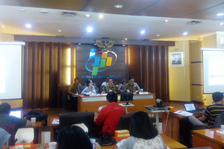 Kepala BPS Kecuk Suhariyanto (tengah) dalam jumpa pers di kantornya, Jakarta Pusat, Jumat (1/2/2019).